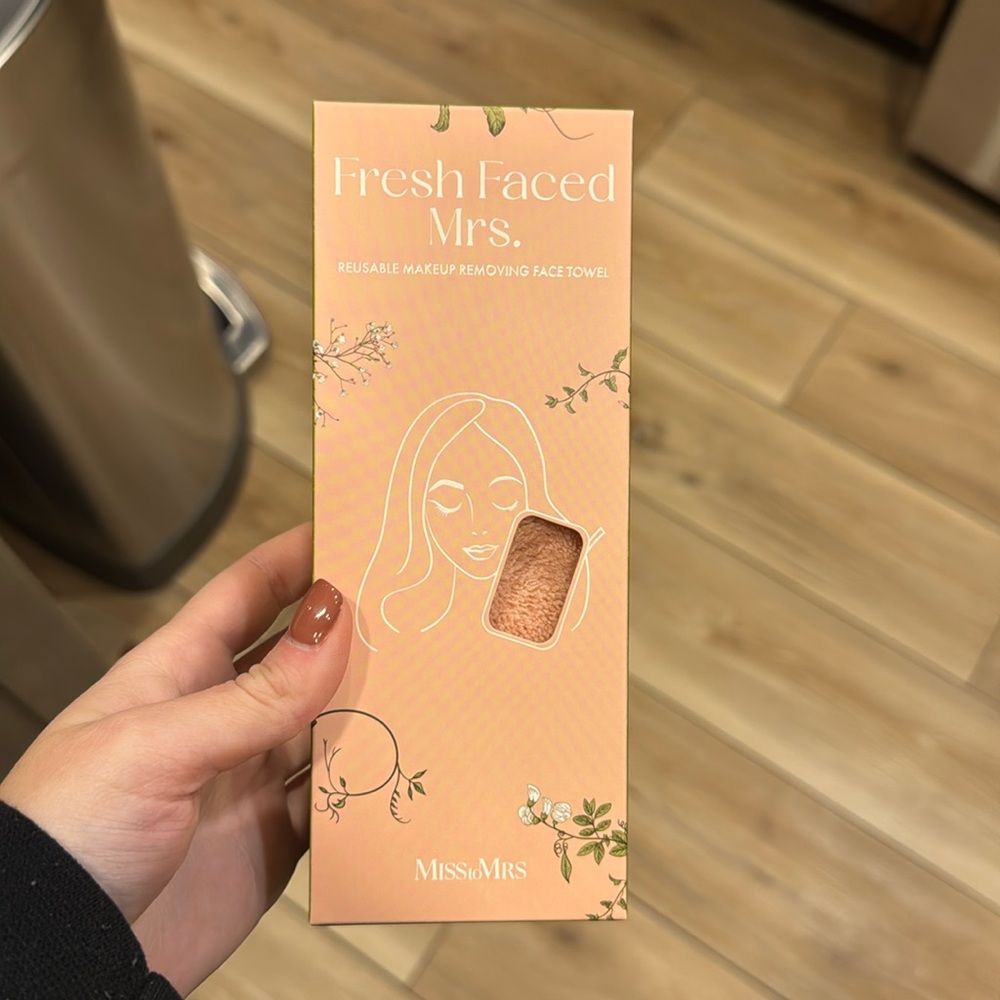 ⭐️ 2/$5 NWT Reusable Makeup Removing Towel